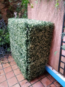 cache climatiseur en feuilles artificielles